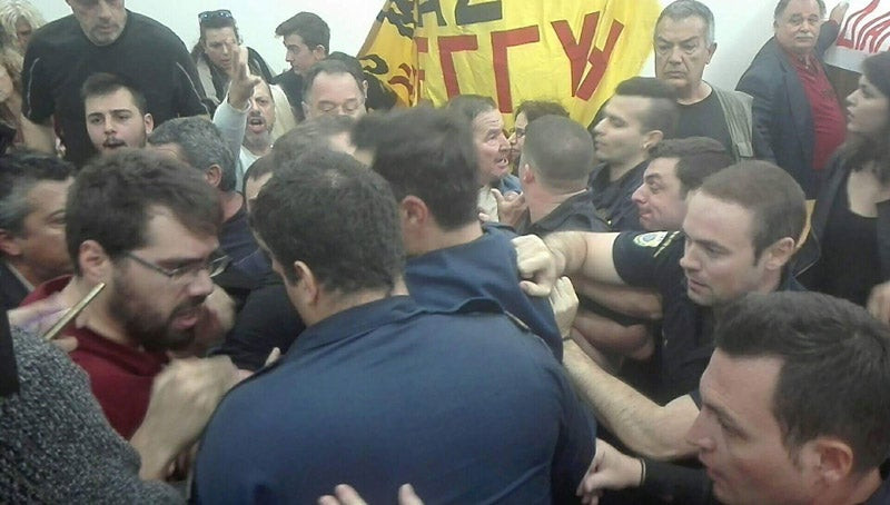 Ο ΣΥΡΙΖΑ ξεπουλά τα σπίτια του κοσμάκη – Ξύλο μεταξύ πολιτών και ΜΑΤ